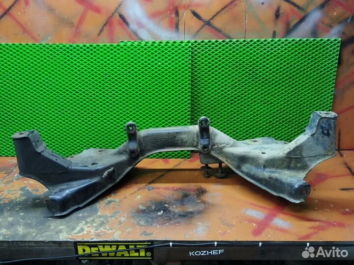 Подрамник передний Mitsubishi carisma