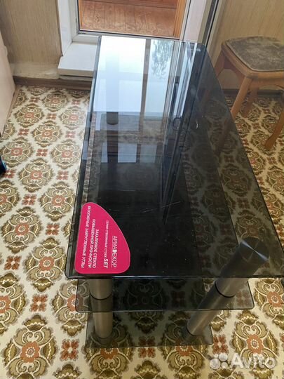 Стеклянный стол/тумба с заводскими наклейками