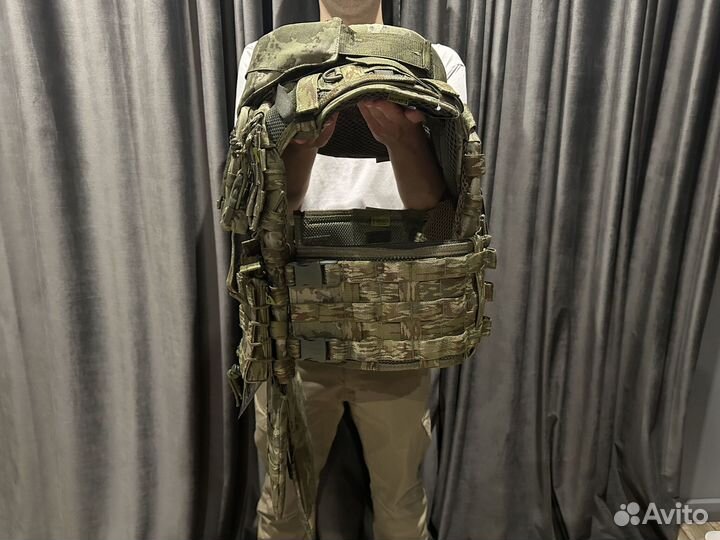 Бронежилет с модулями и подсумками