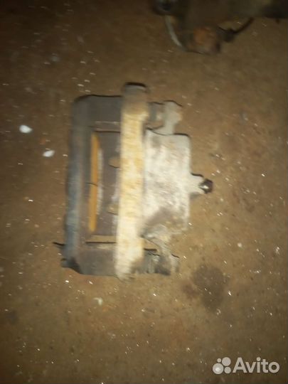 Суппорт тормозной передний правый Infiniti fx35