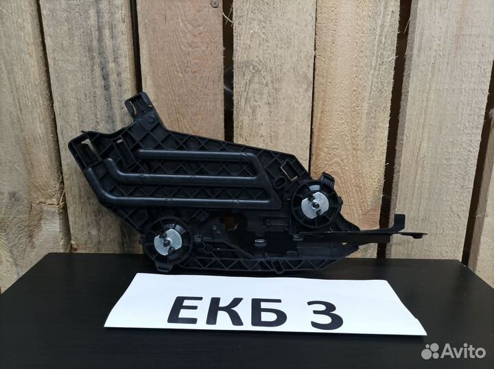 Кронштейн фары левый Skoda Octavia 2 A5