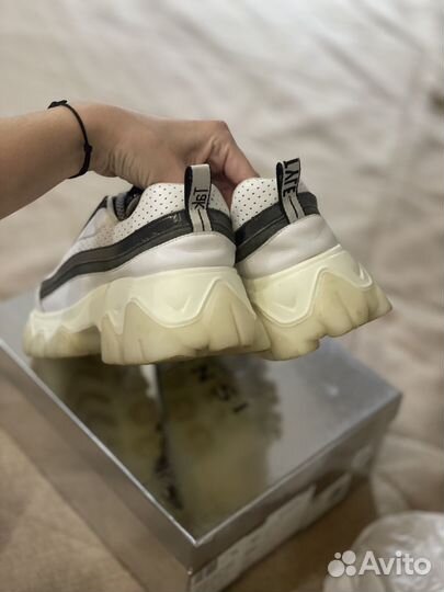 Кроссовки женские