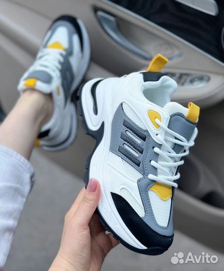 Кроссовки женские