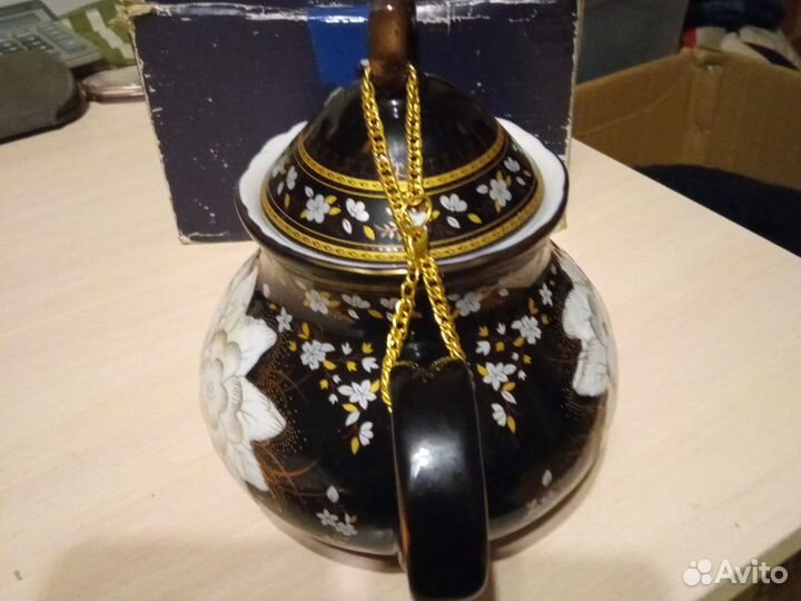 Три металлических коробочки из-под чая