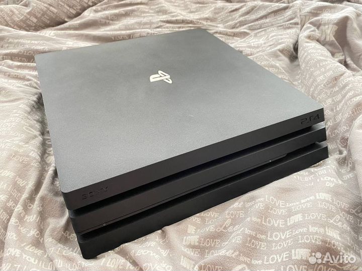 Sony PS4 PRO 1tb + 3 геймпада + игры