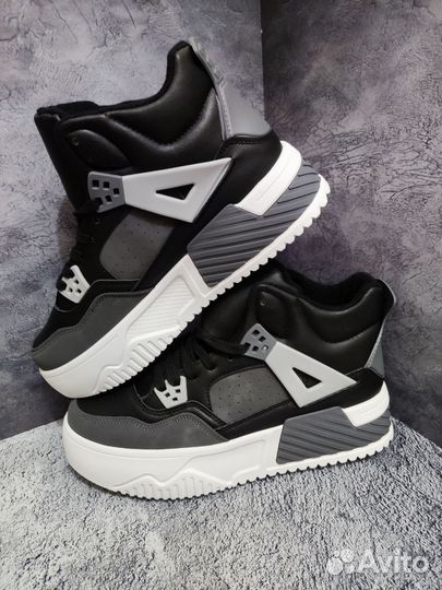 Женские кроссовки на платформе