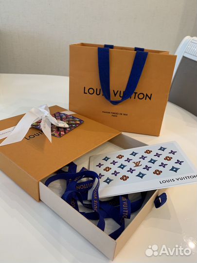 Коробка louis vuitton,есть подарочный покет.20х20