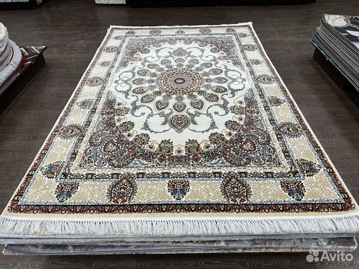 Ковер классический, бежевый