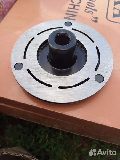 Прижимая пластина компрессора кондицтонера