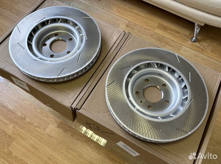 Диск тормозной передний левый Porsche Macan 95B