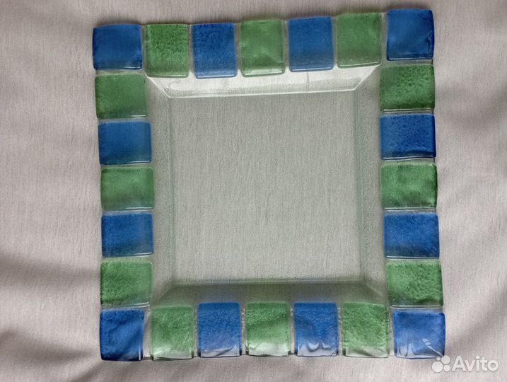 Стильный набор стеклянных тарелок