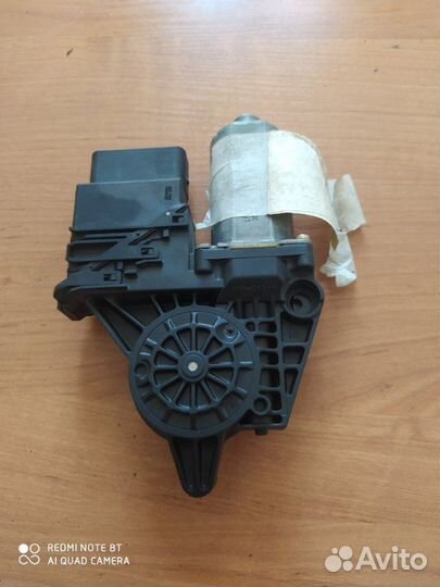 Мотор стеклоподъемника передний левый Volkswagen