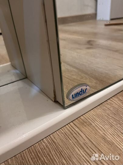 Шкафчик с зеркалом в ванную