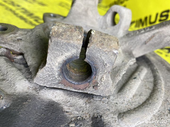 Кулак передний правый Renault Symbol