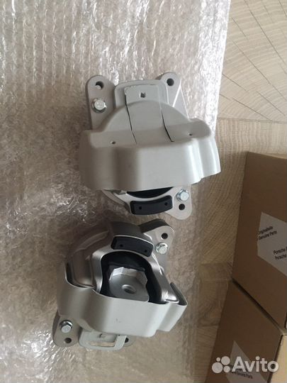 Опоры двигателя Porsche 94637505740 94637505840