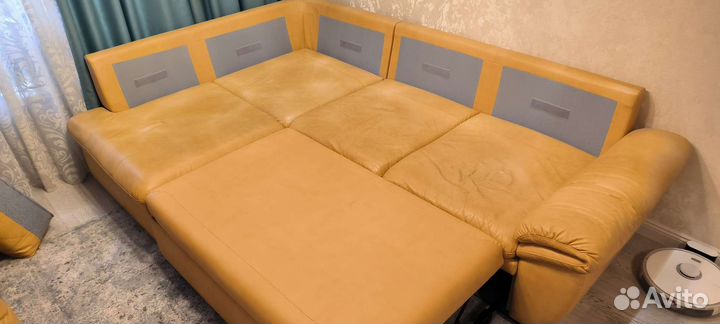 Угловой кожаный диван