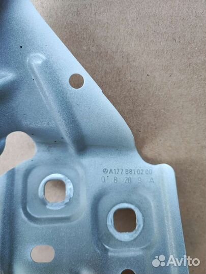 Кронштейн переднего правого крыла Mercedes W177