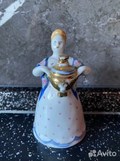 Фарфоровая статуэтка женщина с самоваром