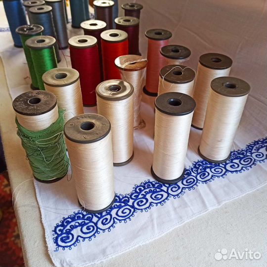 Продам нитки шелковые. Белые. 8 катушек