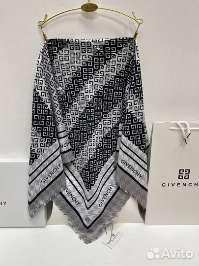 Шелковый платок Givenchy b-2157