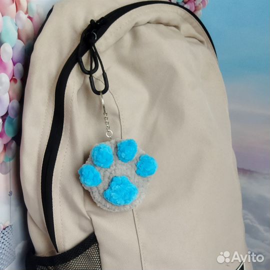 Вязаный брелок кошачья лапка