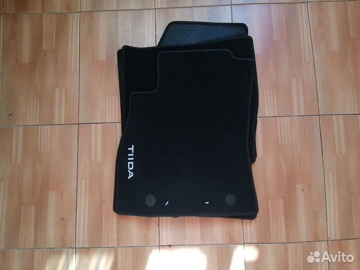 Новый оригинальный комплект ковриков Nissan Tiida