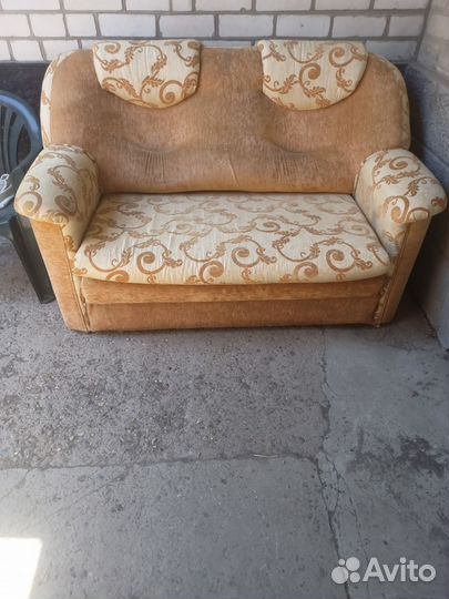 Диван бу. Холодильник.трюмо.стол. кровать