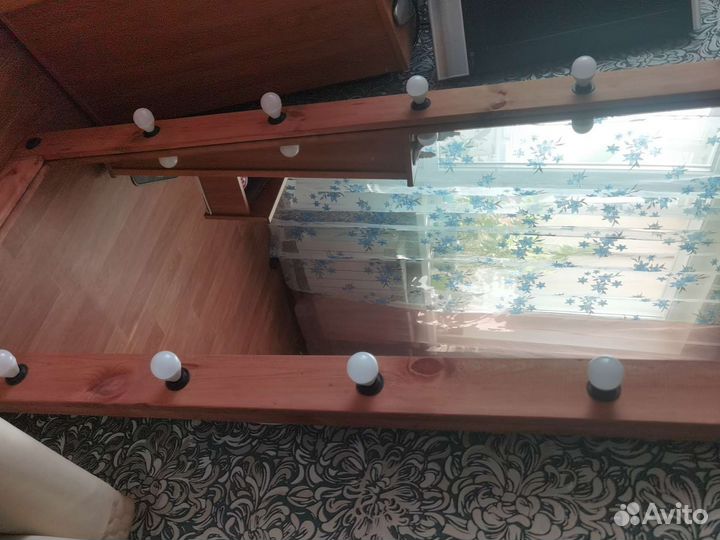 Гримерное зеркало с лампочками