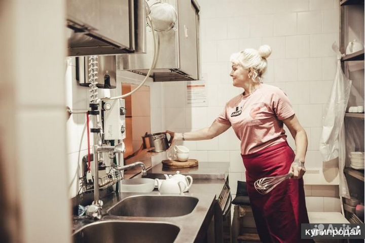 Мойщица посуды