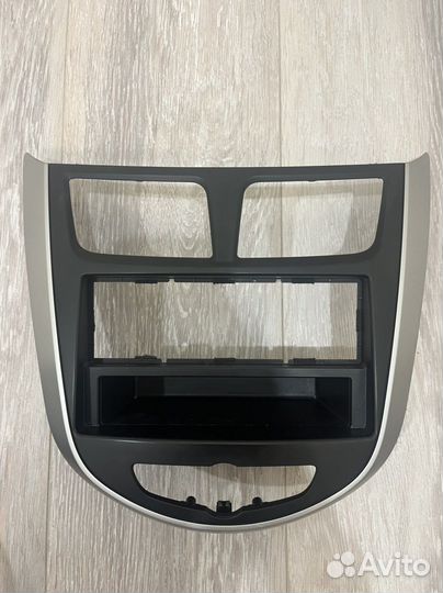 Штатная рамка на Hyundai Solaris первого поколения