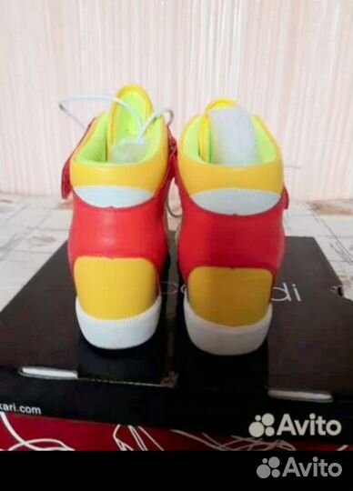 Кроссовки новые