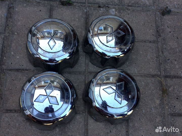 Центральные колпаки колес.Митсубиси pajero