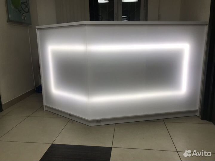 Ресепшен в стиле Hi-tech световой. С крашенной сто