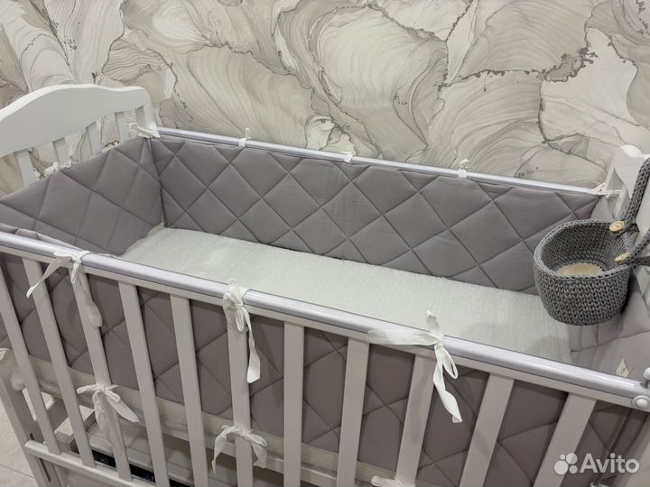 Детская кроватка с маятником и ящиком