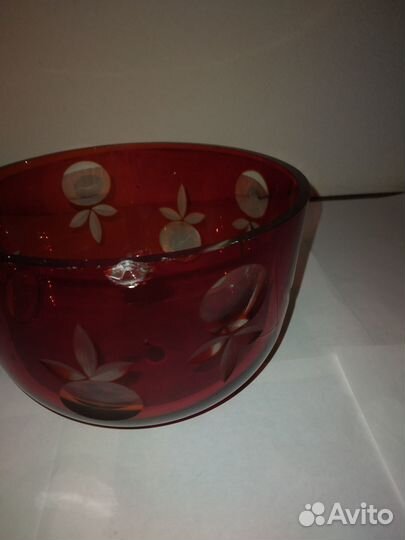 Конфетница из красного стекла