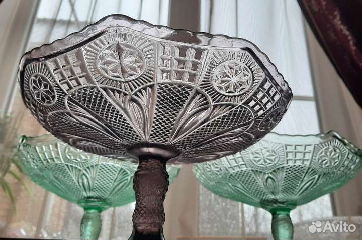 Вазочка фруктовница на ножке цветное стекло