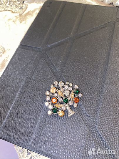 Брошь дерево с камнями