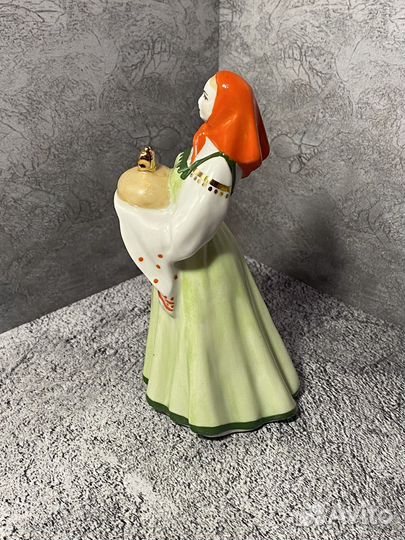 Фарфоровая статуэтка 