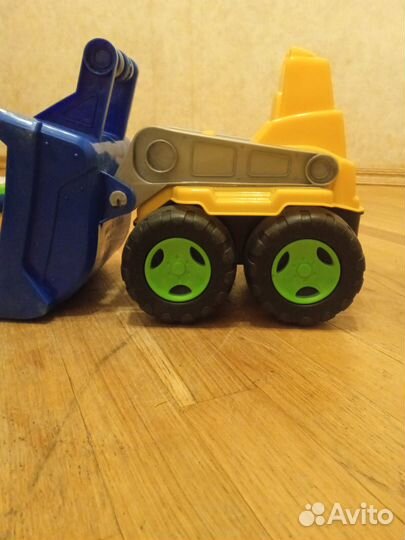 Игрушечный трактор