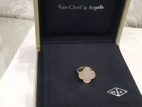 Золотое кольцо Van Cleef с перламутром