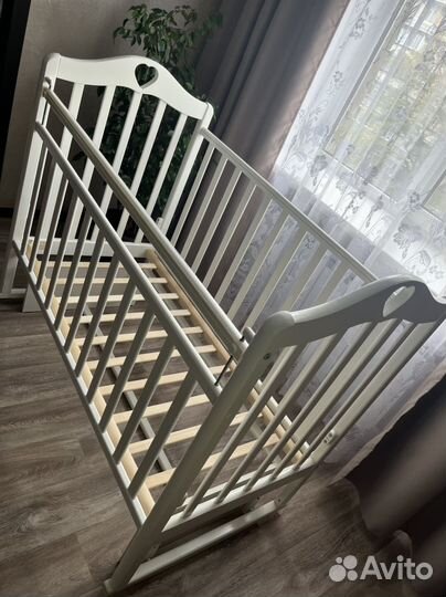 Детская кроватка с поперечным маятником