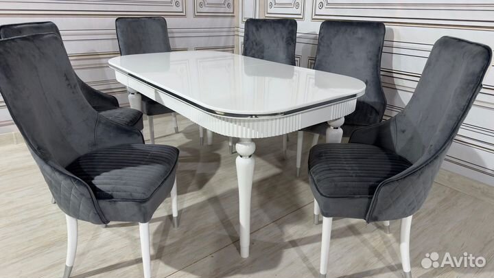 Стол со стульями на кухню