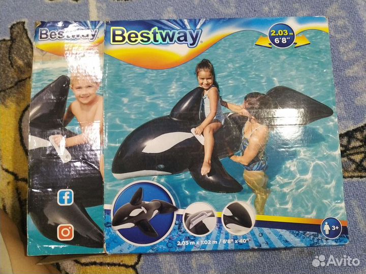 Надувной дельфин