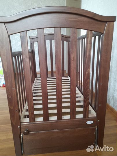 Детская кровать с маятником