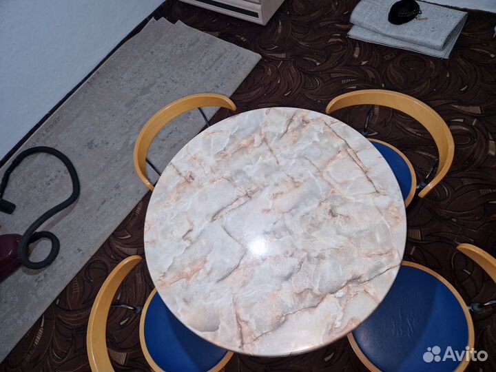 Стол и стулья