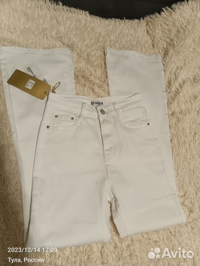 Джинсы клëш от колена