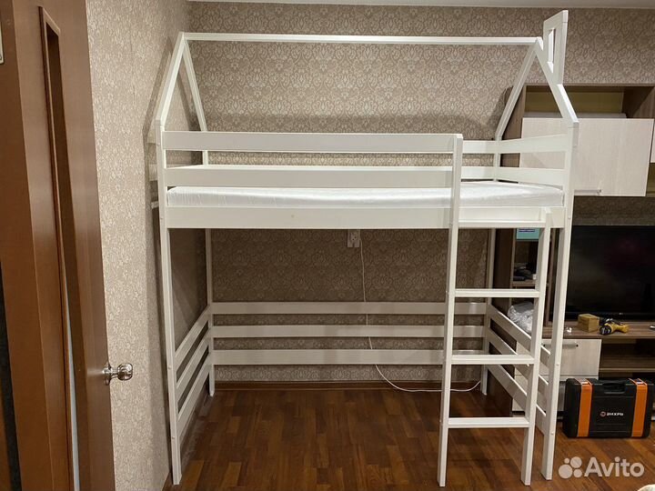 Детская кровать - чердак домик