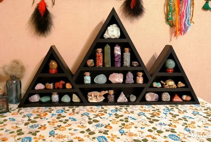 Полка треугольная для коллекции