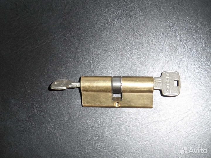 Замок дверной накладной