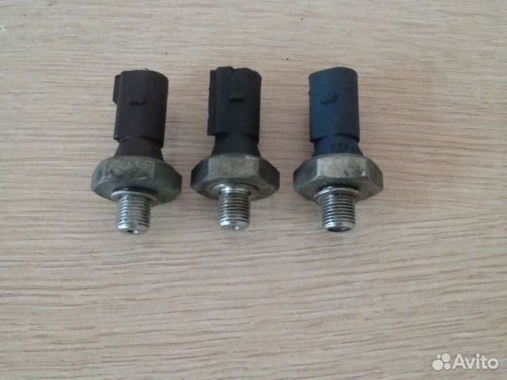 Датчик давления масла 06H919081A